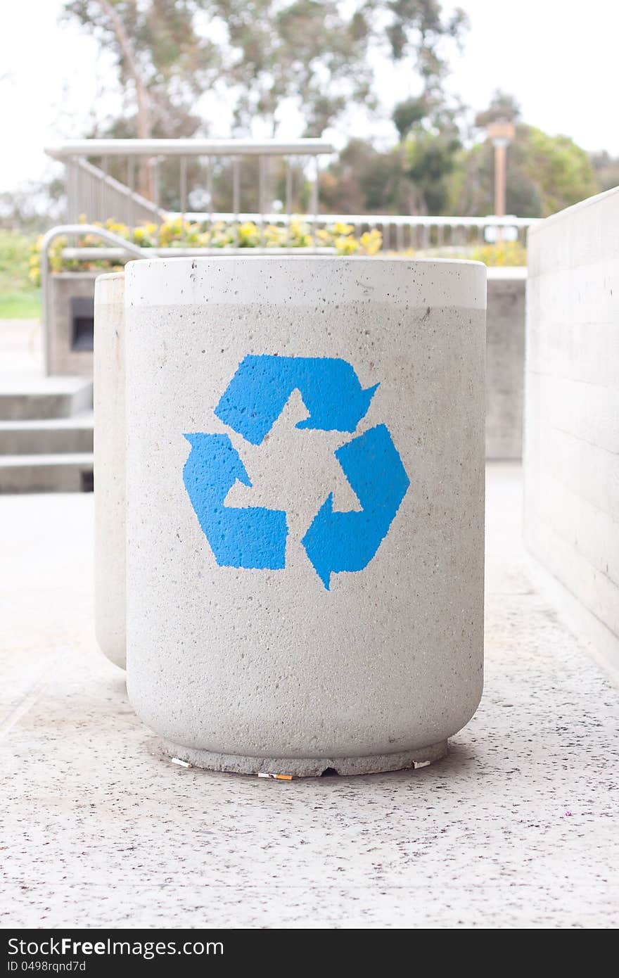 Concrete recycle bin