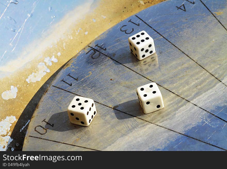 Sundial dice game that symbolizes the time when we play