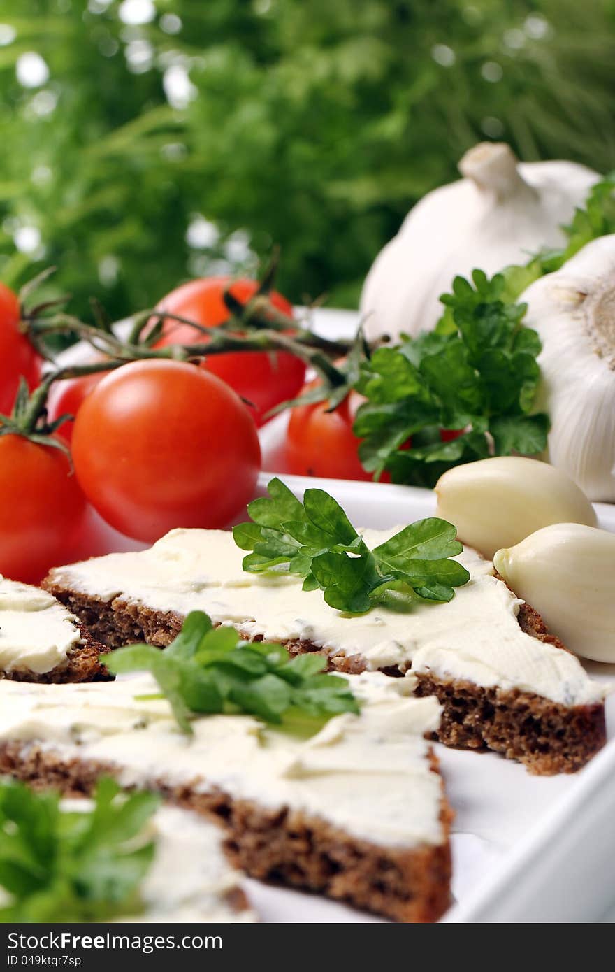 Slices of bread with cream cheese and fresh vegetables