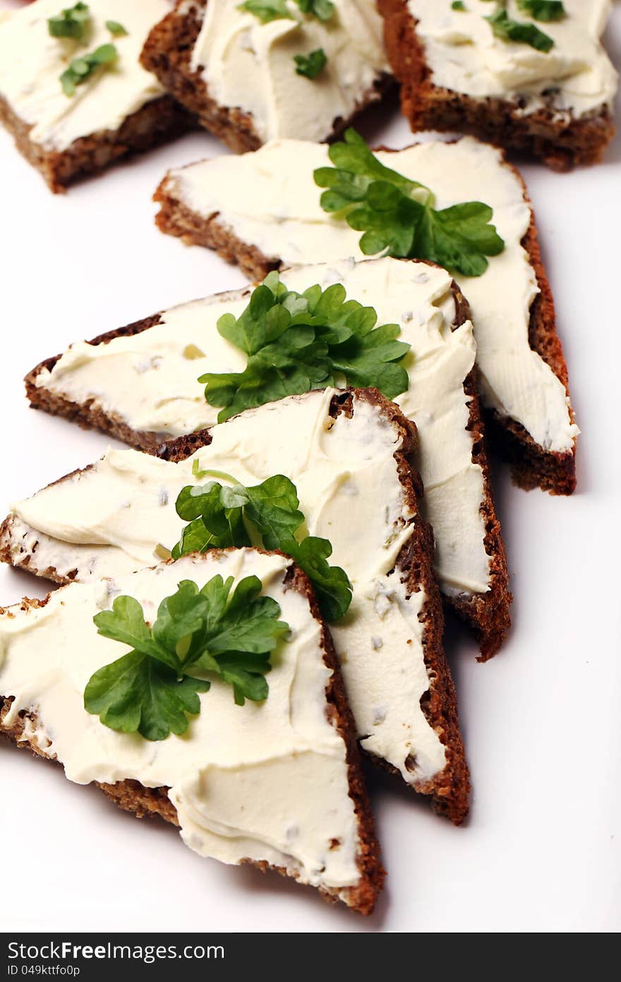 Slices of bread with cream cheese and fresh vegetables