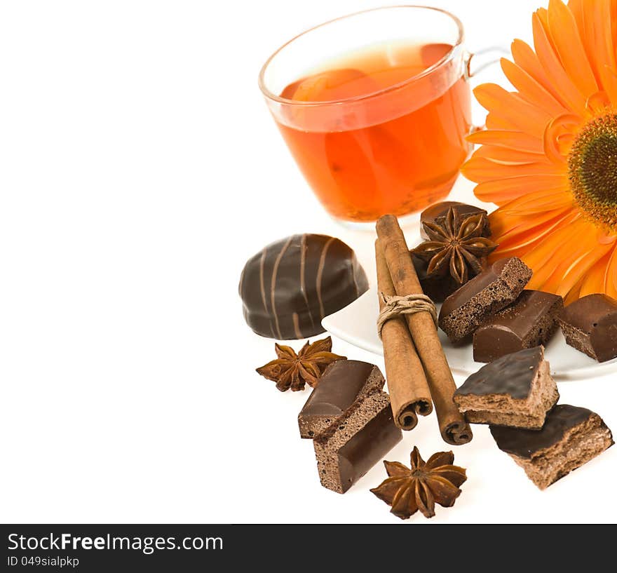 Tea, chocolate, anise, cinnamon, flower of gerbera