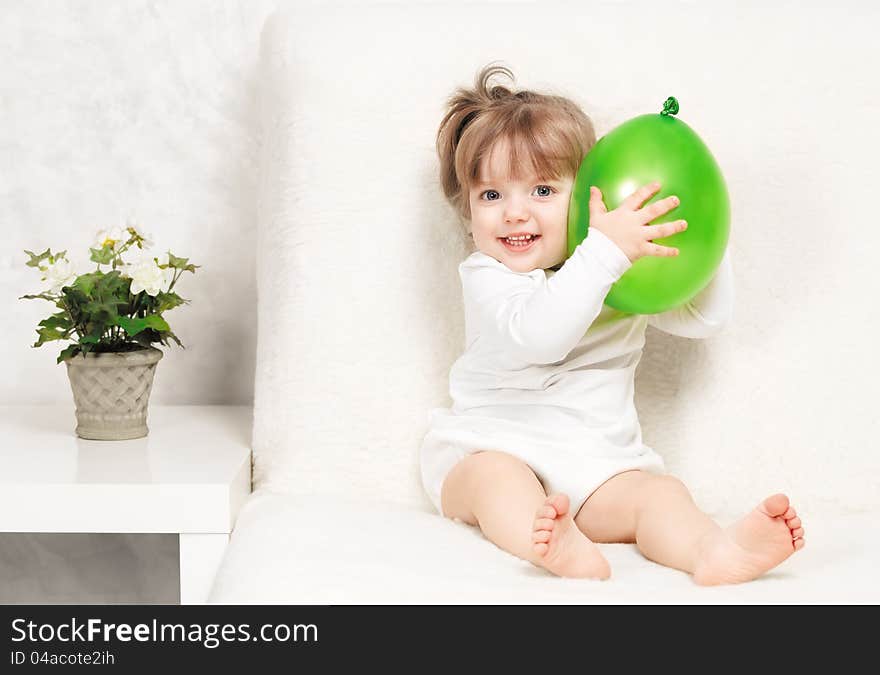 Foto-portrait of a beautiful little girl holding a ball