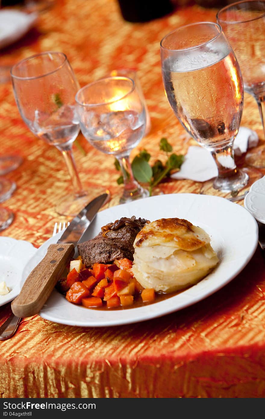 A dinner of meat and vegetables during a wedding or other catered event. A dinner of meat and vegetables during a wedding or other catered event