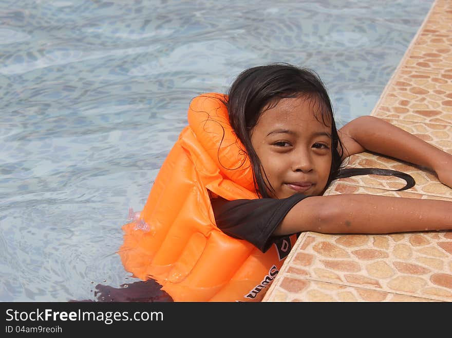 An Indonesian little girl was swimming. An Indonesian little girl was swimming.