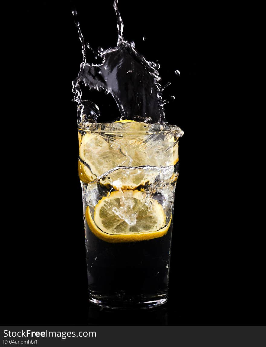 Water splash with the lemon