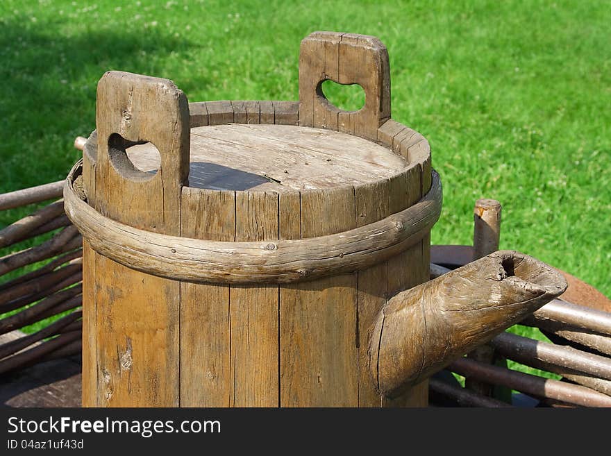 The barrel, standing on a cart, which serves to transport water. The barrel, standing on a cart, which serves to transport water