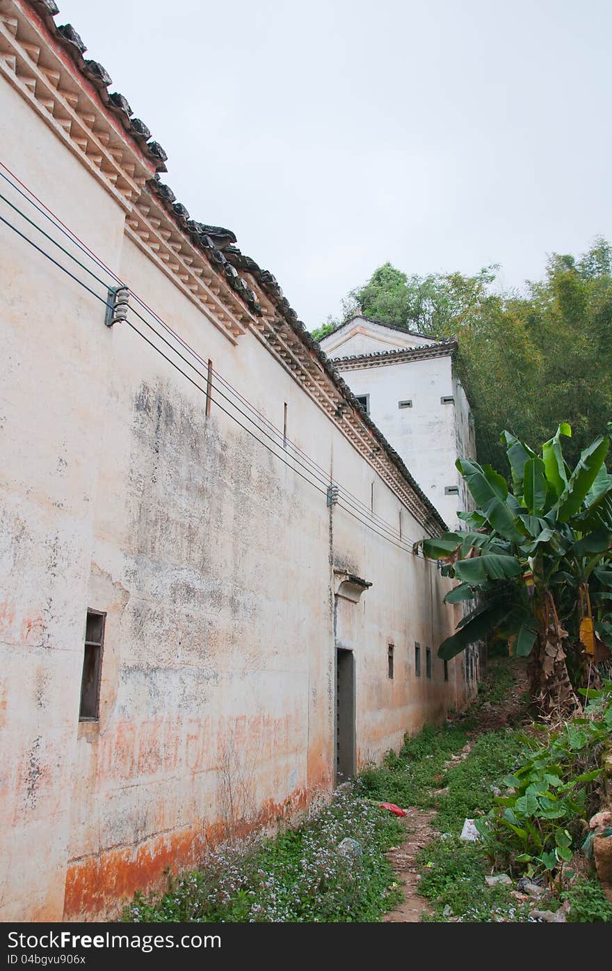 Old house in the countryside .