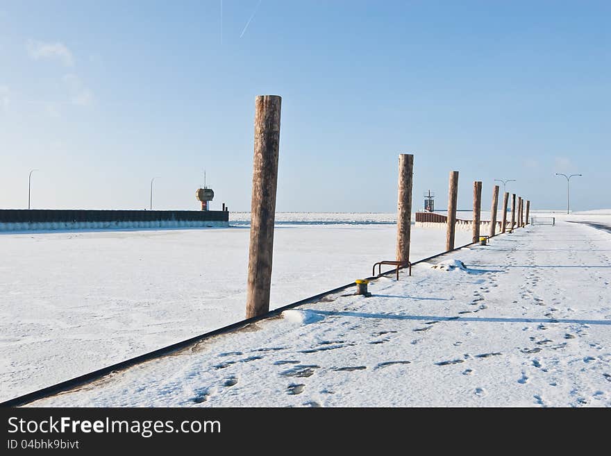 In at the winter Eidersperrwerk