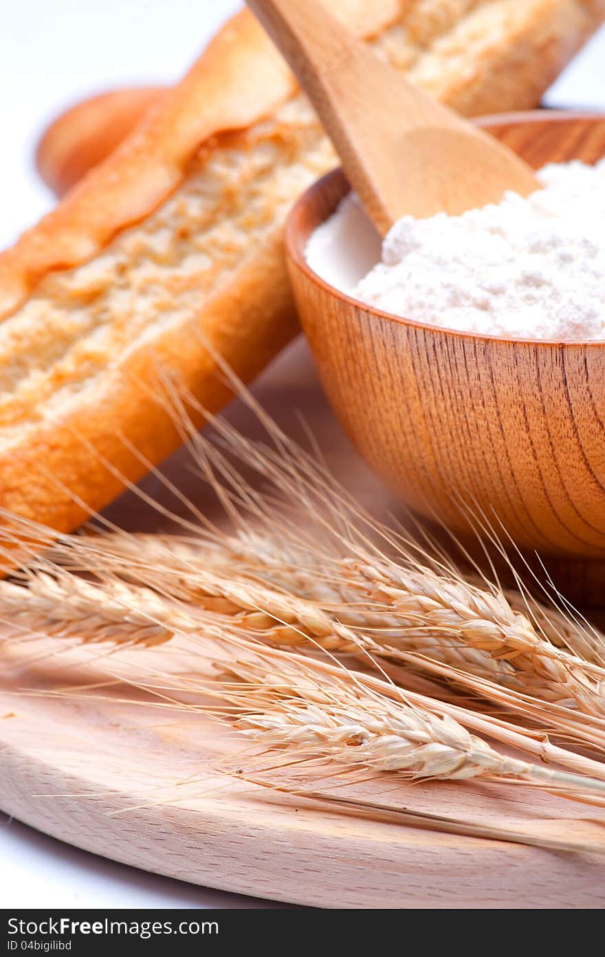 Wheat and flour, close up