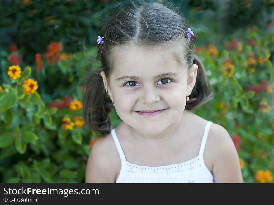 Portret adorable little girl having cute smile