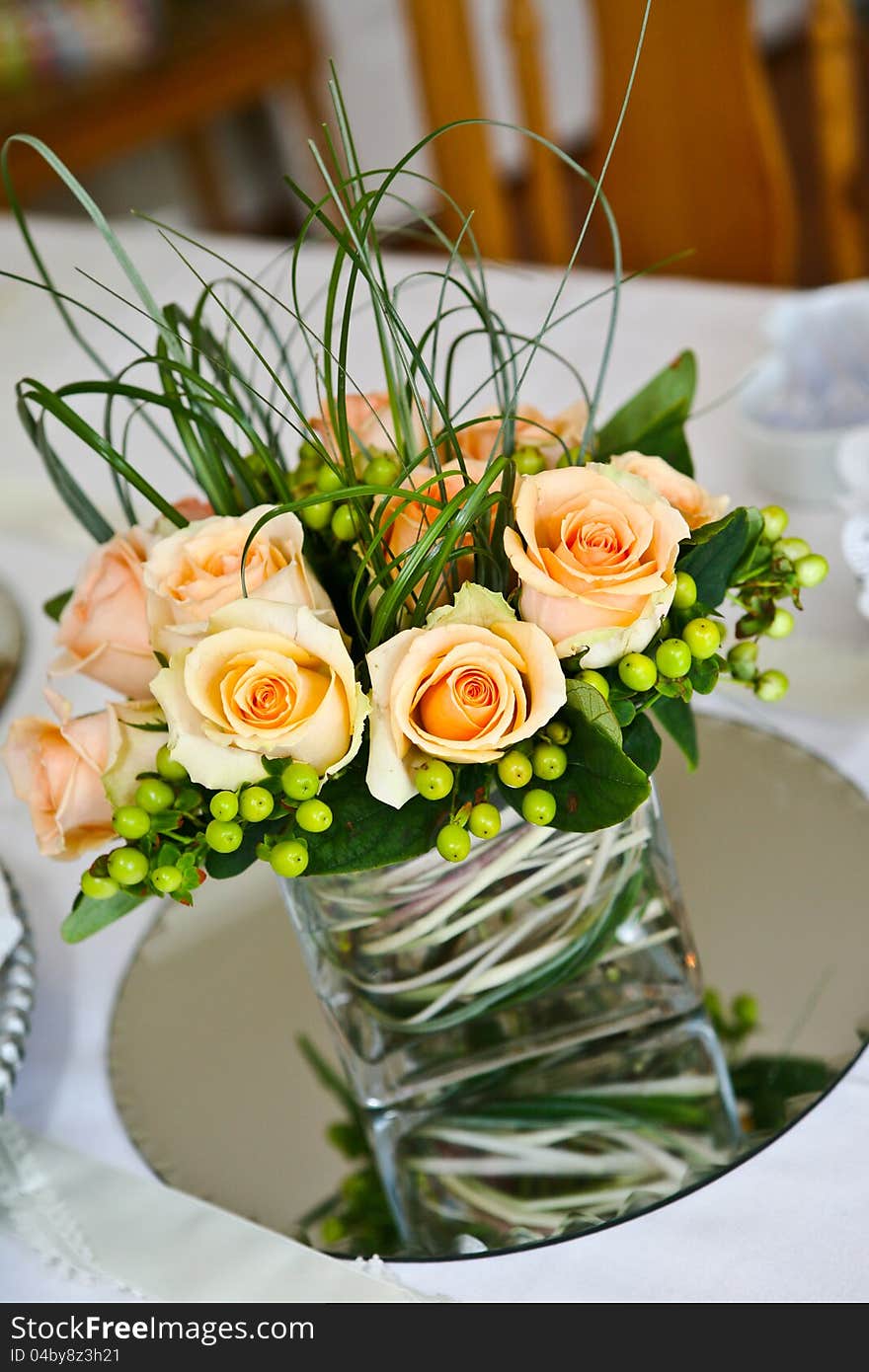 Beautifull roses in a small vase. Beautifull roses in a small vase