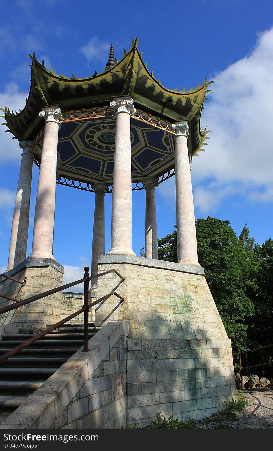 Chatter in the Alexander Park (Tsarskoye Selo). Chatter in the Alexander Park (Tsarskoye Selo)