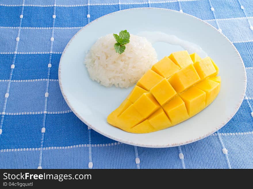 Glutinous rice with mango