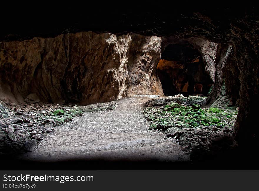 This is a green corridor located at the second level of the Mine The Jayona. The mine is an old iron one placed in the mountains of the same name, in the town of Fuente del Arco, province of Badajoz (Spain), declared a natural monument in the Official Journal of Extremadura of September 30, 1997. The origin of the mine began with the arrival of the Romans and has been in operation in stages until its closure in 1921. This is a green corridor located at the second level of the Mine The Jayona. The mine is an old iron one placed in the mountains of the same name, in the town of Fuente del Arco, province of Badajoz (Spain), declared a natural monument in the Official Journal of Extremadura of September 30, 1997. The origin of the mine began with the arrival of the Romans and has been in operation in stages until its closure in 1921.