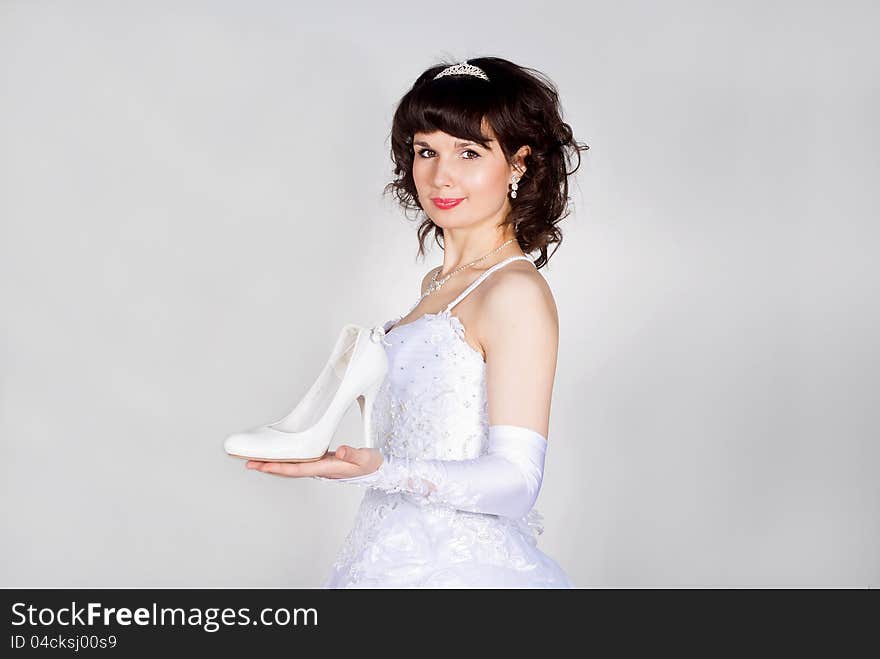 Beautiful bride holds the shoe