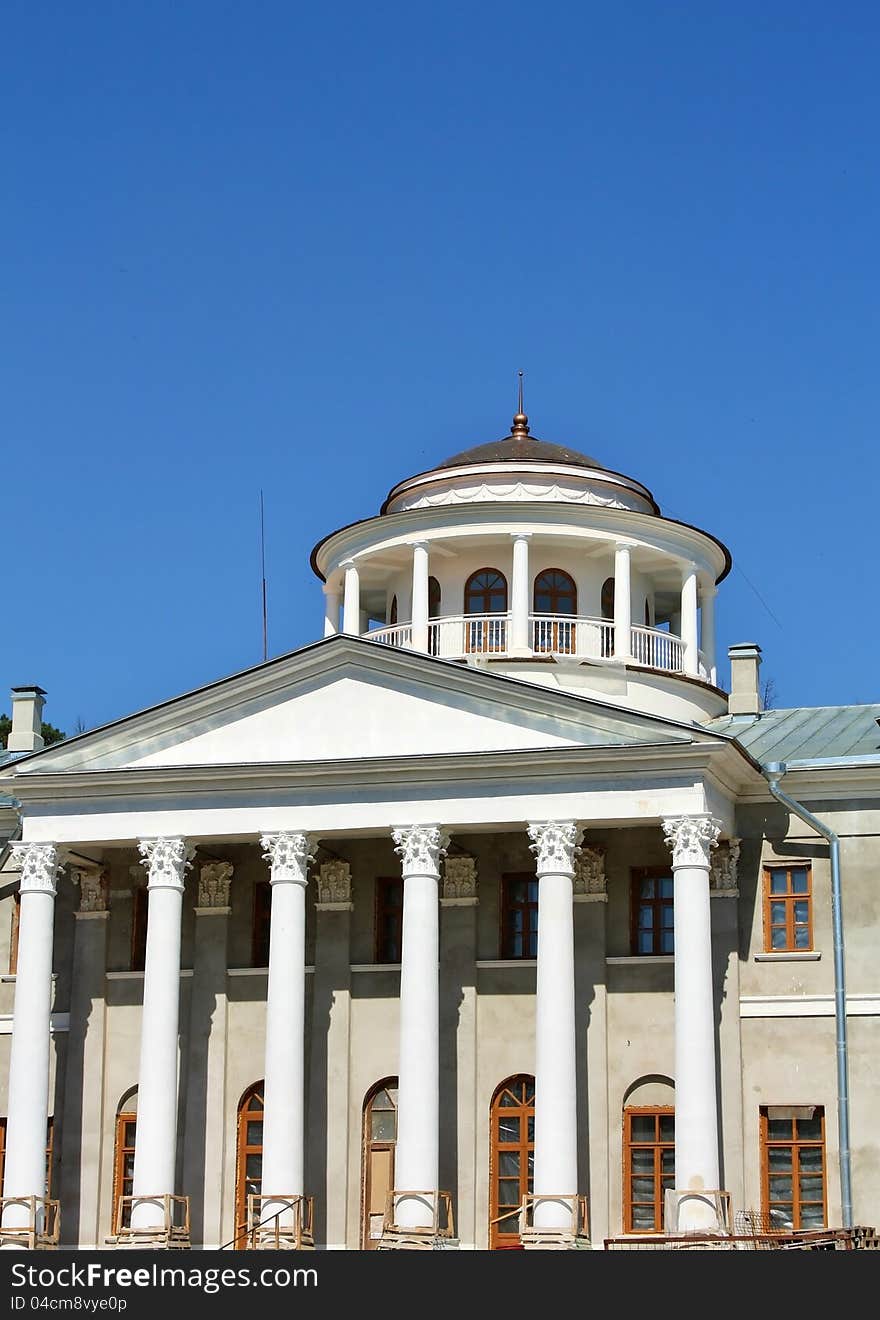 Estate S Front Gate With Tower