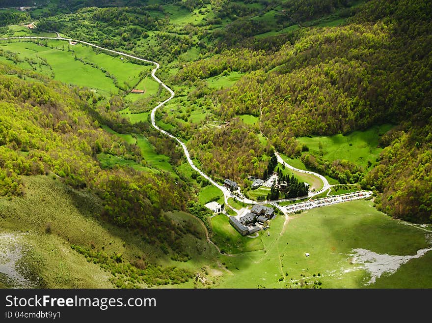 In the heart of the Picos de Europa, the Fuente Dé Cable Railway overcomes a drop of 750 metres taking travellers to an altitude of 1,450 metres in just 4 minutes at a maximum speed of 10 m/second. In the top station visitors will be astounded by the beauty of the scenery. In the heart of the Picos de Europa, the Fuente Dé Cable Railway overcomes a drop of 750 metres taking travellers to an altitude of 1,450 metres in just 4 minutes at a maximum speed of 10 m/second. In the top station visitors will be astounded by the beauty of the scenery.