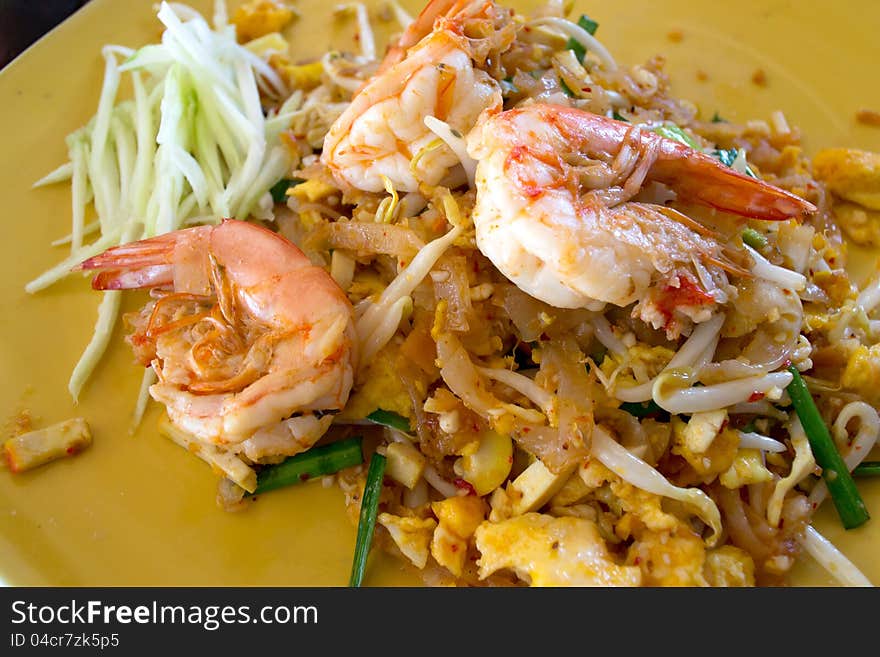 Close up of Pad Thai with shrimp