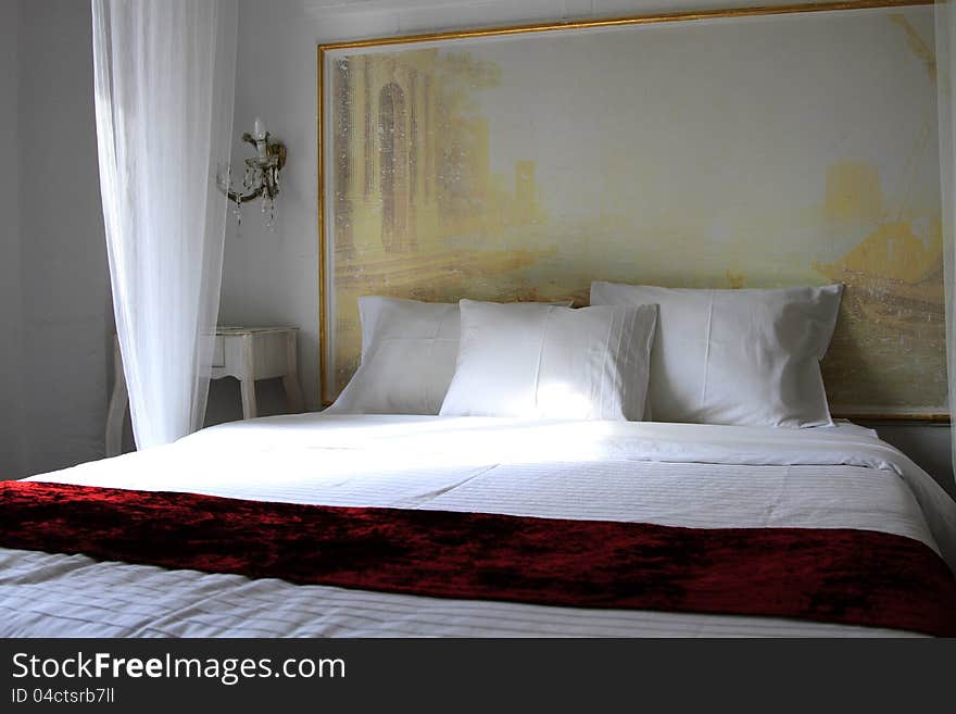 Ancient motifs and white bedroom