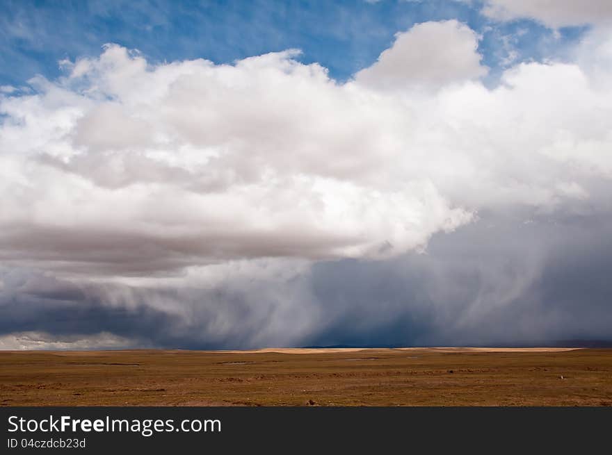 The spectacular clouds and rainin the plateau wilderness