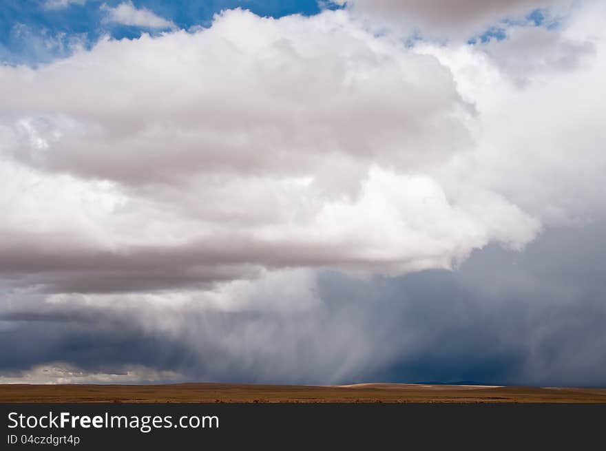 The spectacular clouds and rainin the plateau wilderness