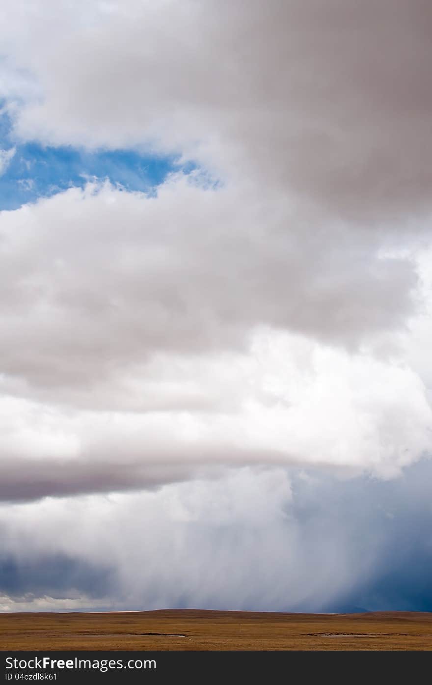 The spectacular clouds and rainin the plateau wilderness