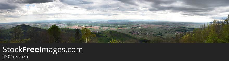 The alsatian plain, photography taken from the Haut-Koenigsbourg castle.
This view covers more than 50 kilometers from side to side. The alsatian plain, photography taken from the Haut-Koenigsbourg castle.
This view covers more than 50 kilometers from side to side.