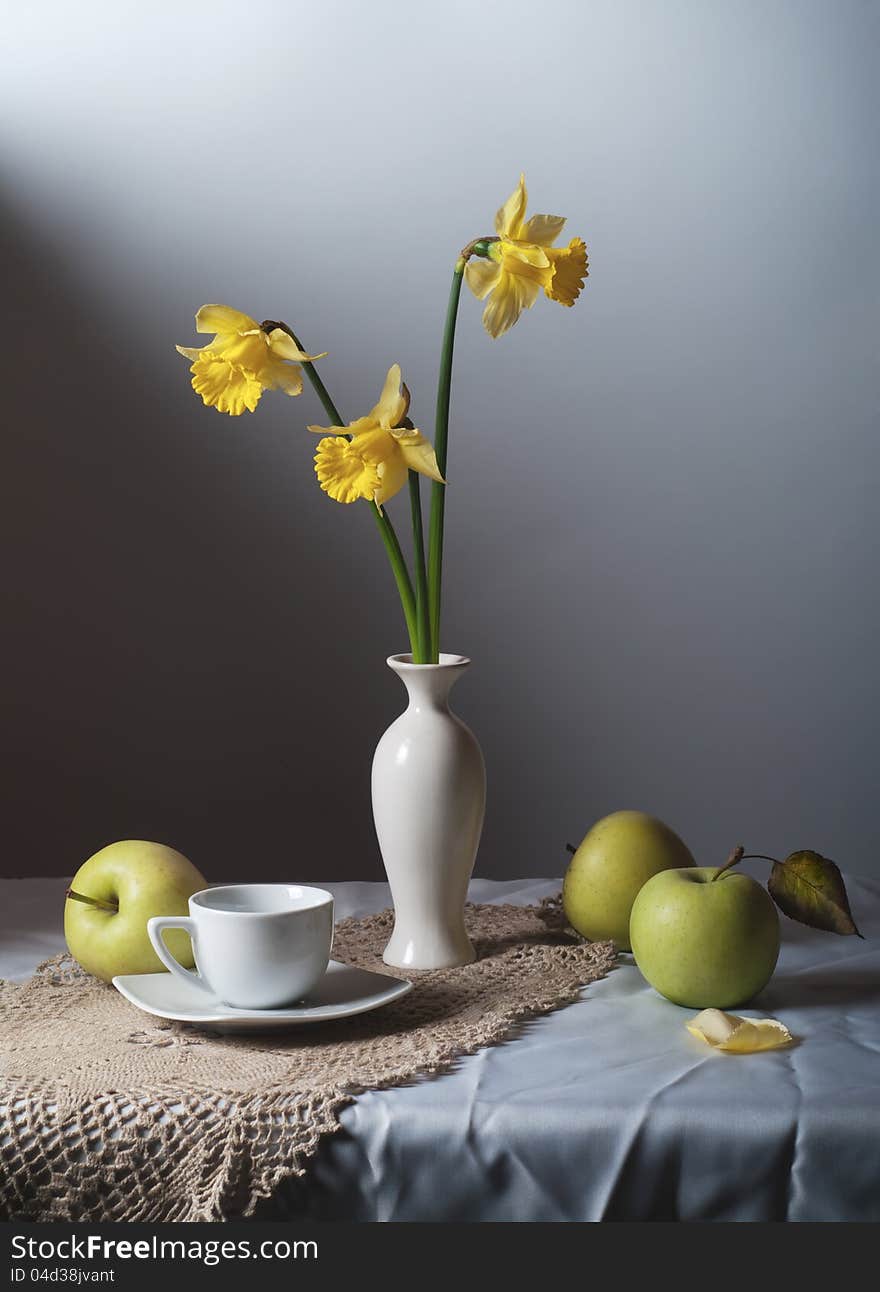 Still Life daffodils and green apples