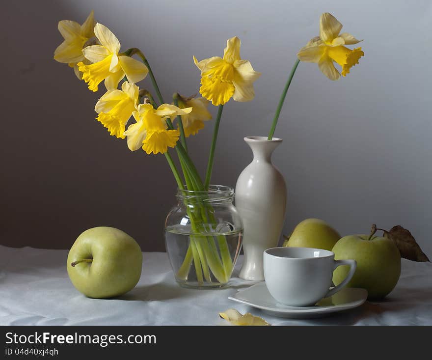 Still Life daffodils and green apples