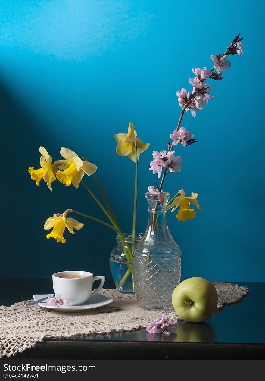 Still Life daffodils and green apples