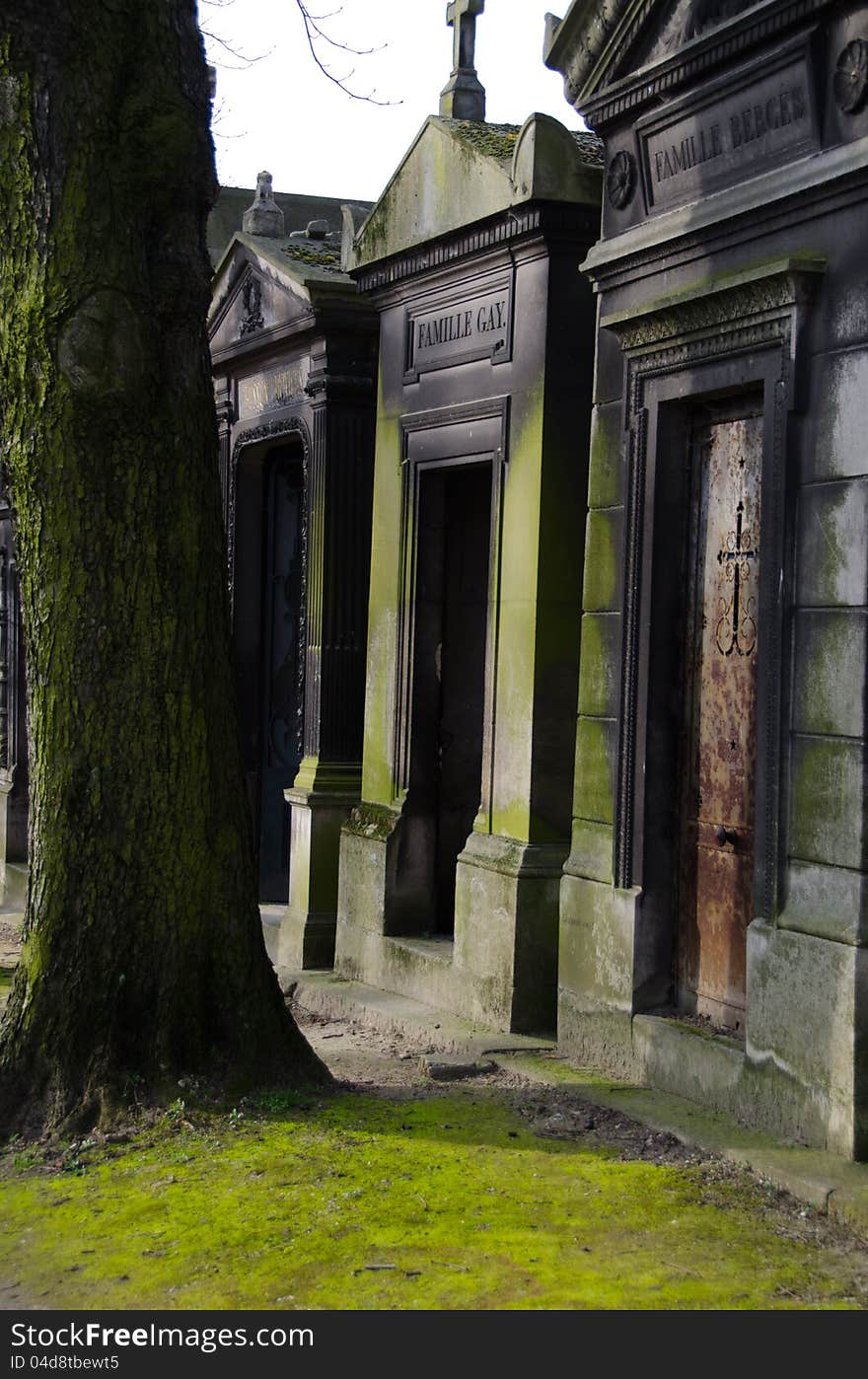 Photo shoot in the cemetery of Pere Lachaise