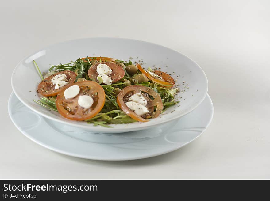 Salad with mozzarella, tomatos and rocket.