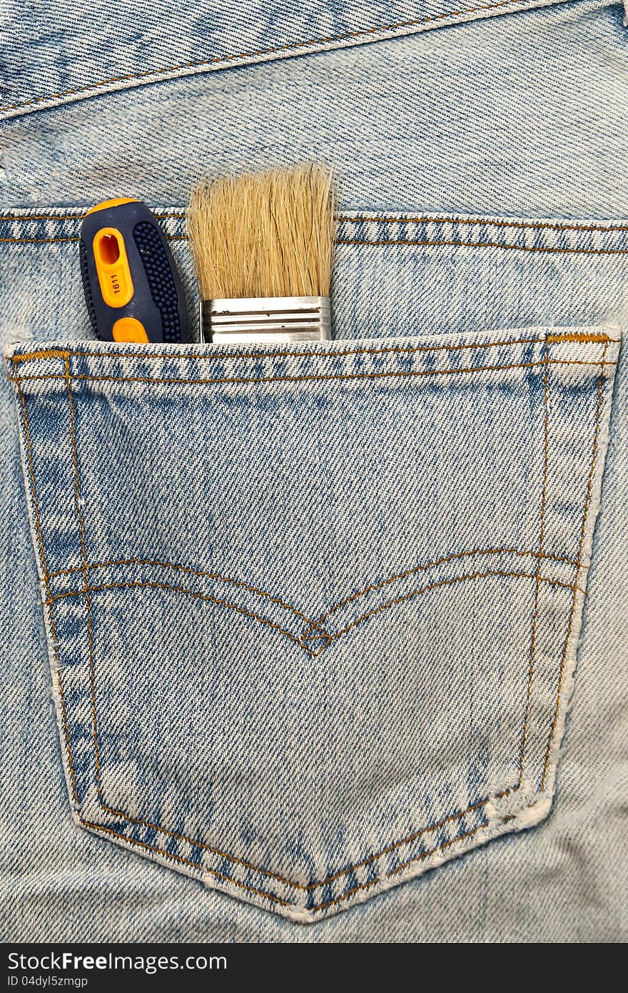 Screwdriver and brush the inside pocket jean.