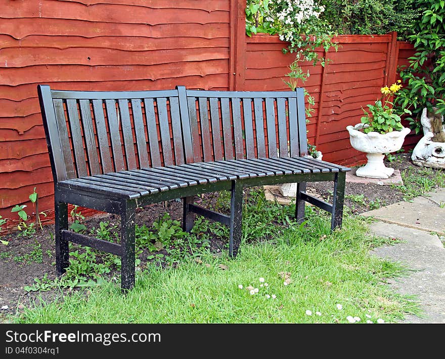 Photo of a garden bench in a quiet corner of the garden ideal for lovers!. Photo of a garden bench in a quiet corner of the garden ideal for lovers!