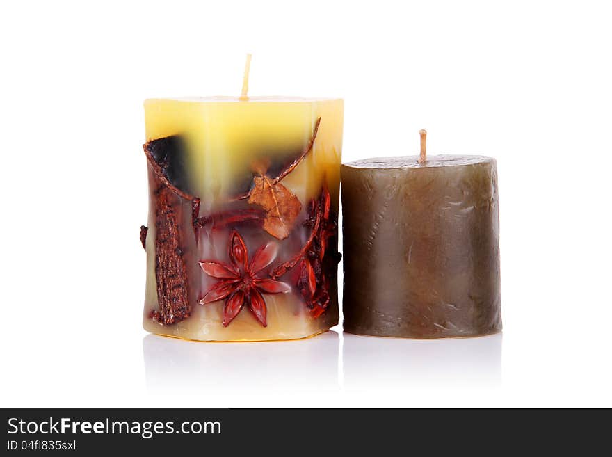 Photo depicting a candle with herbs and spices. Photo depicting a candle with herbs and spices