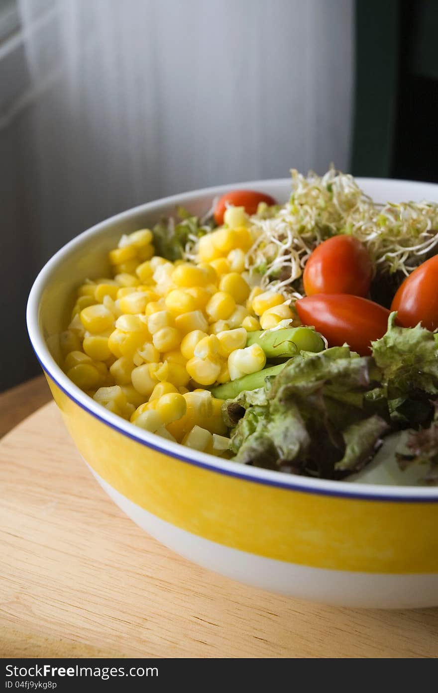 Mixed salad in bowl