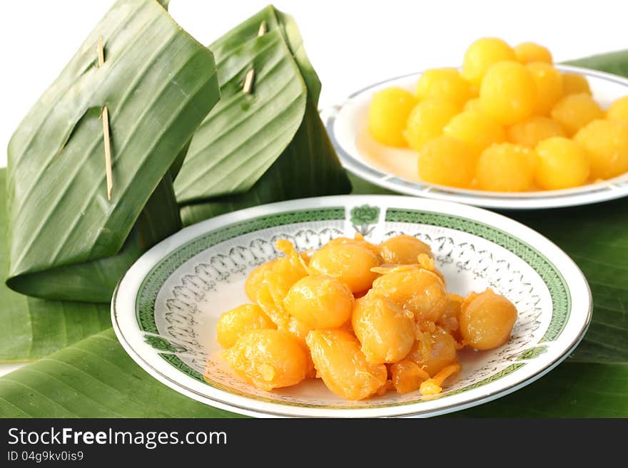 Traditional Thai dessert, thong-yod and med-kanoon in the ceramic bowl.