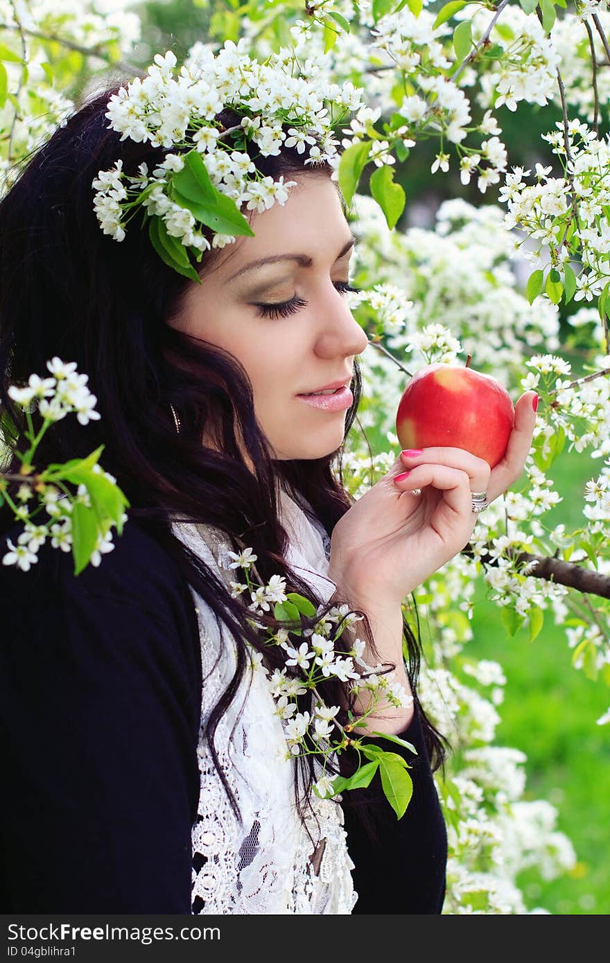 Young woman holding apple