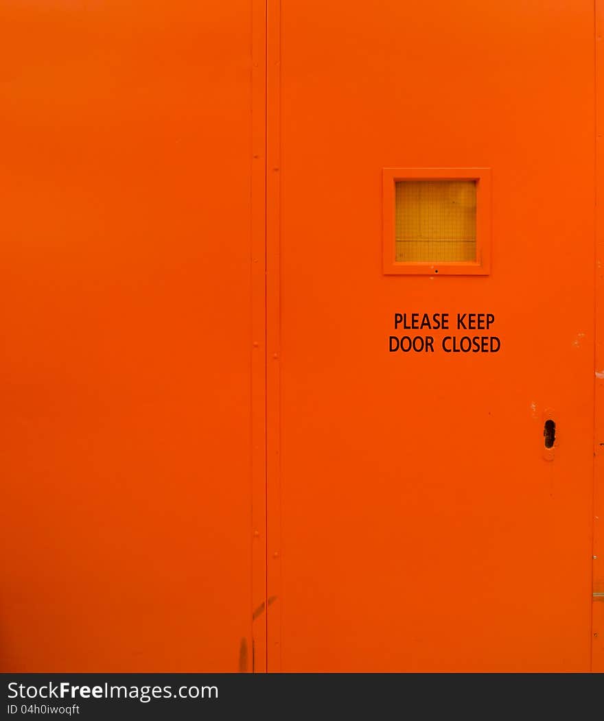 Please Keep Door closed