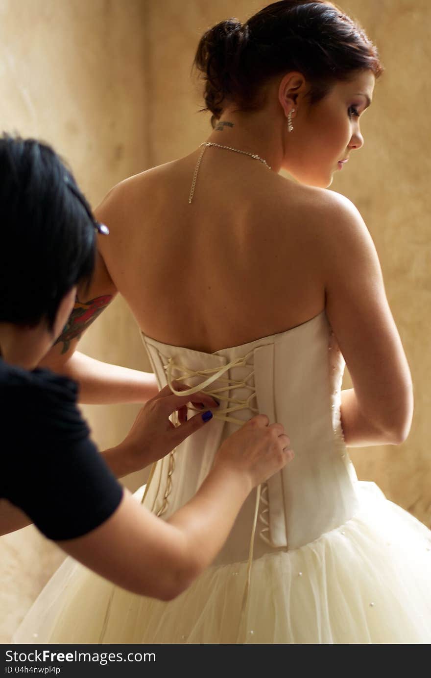 Dressing the bride with tattoo