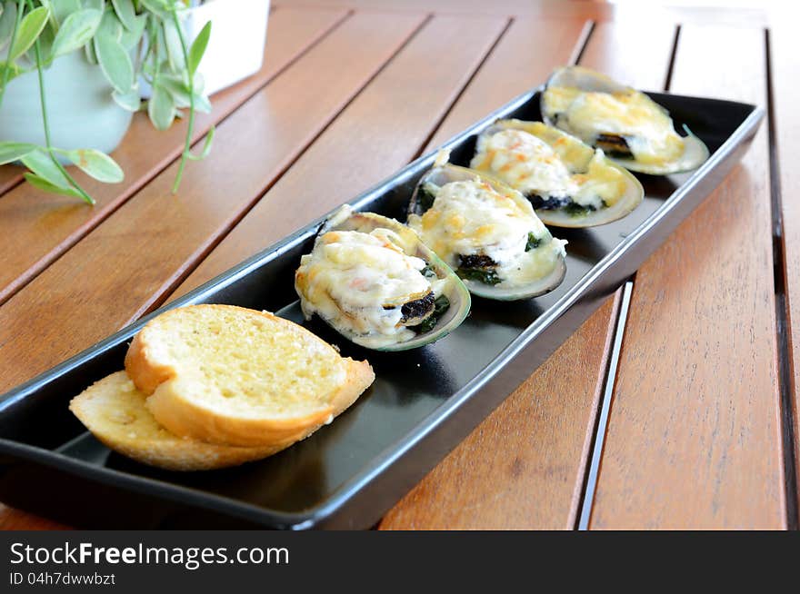 Baked mussel with cheese