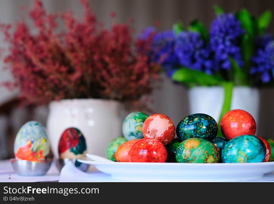 GETTING READY FOR EASTER. Amazing eggs painting