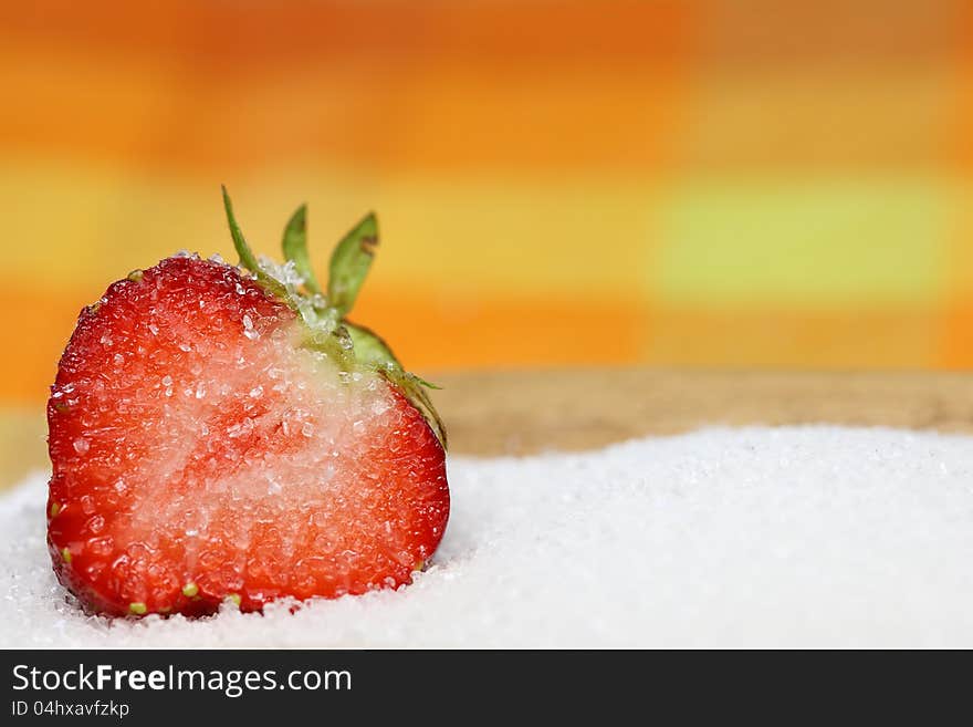 A strawberry is lying in sugar