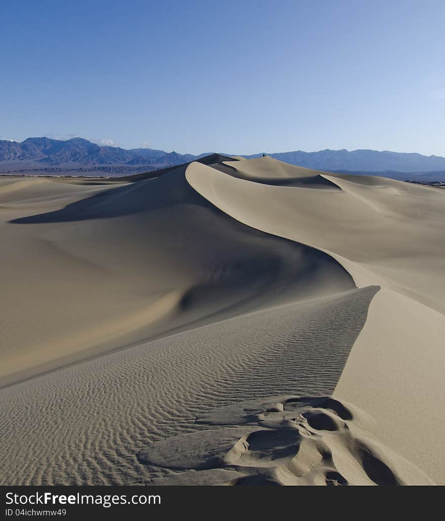 Sinuous Dunes