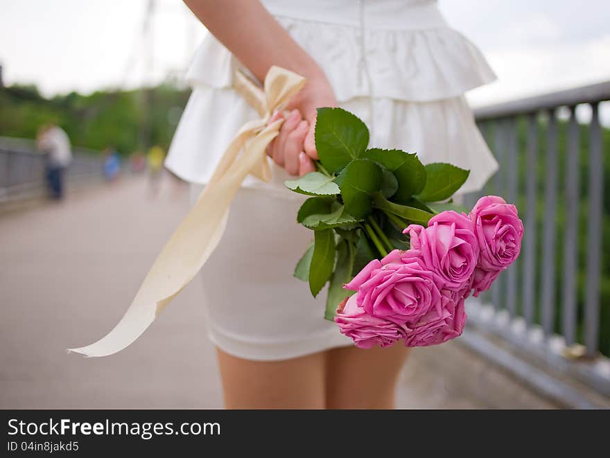 Bride hide she’s wedding flowers