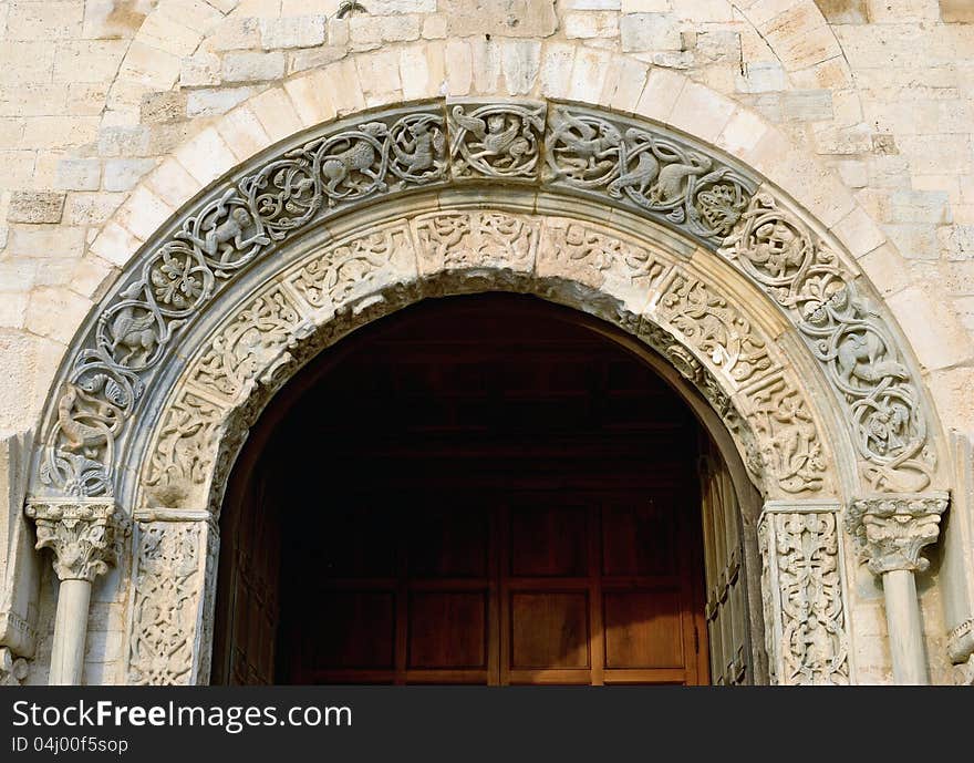 The cathedral of Trani is the construction of the most prestigious city in Puglia. Portal window of the main facade of the Cathedral of Trani (BA). The cathedral of Trani is the construction of the most prestigious city in Puglia. Portal window of the main facade of the Cathedral of Trani (BA)