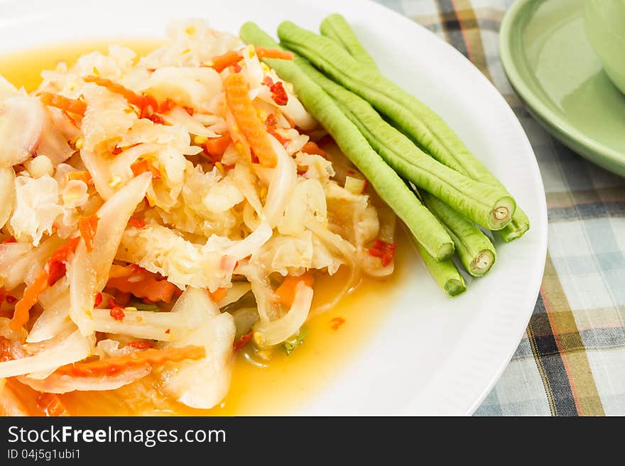 Spicy mushroom and chicken leg salad