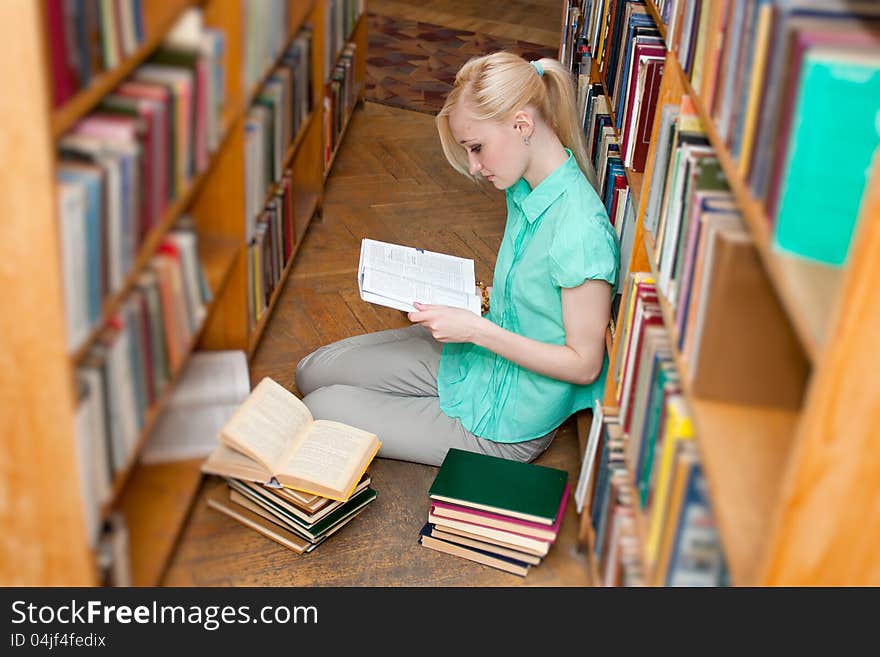 Female University Student Read Book In The Library