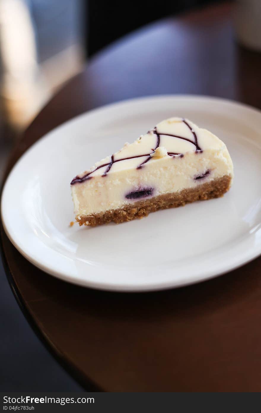 A pice of vanilla cheesecake on a plate