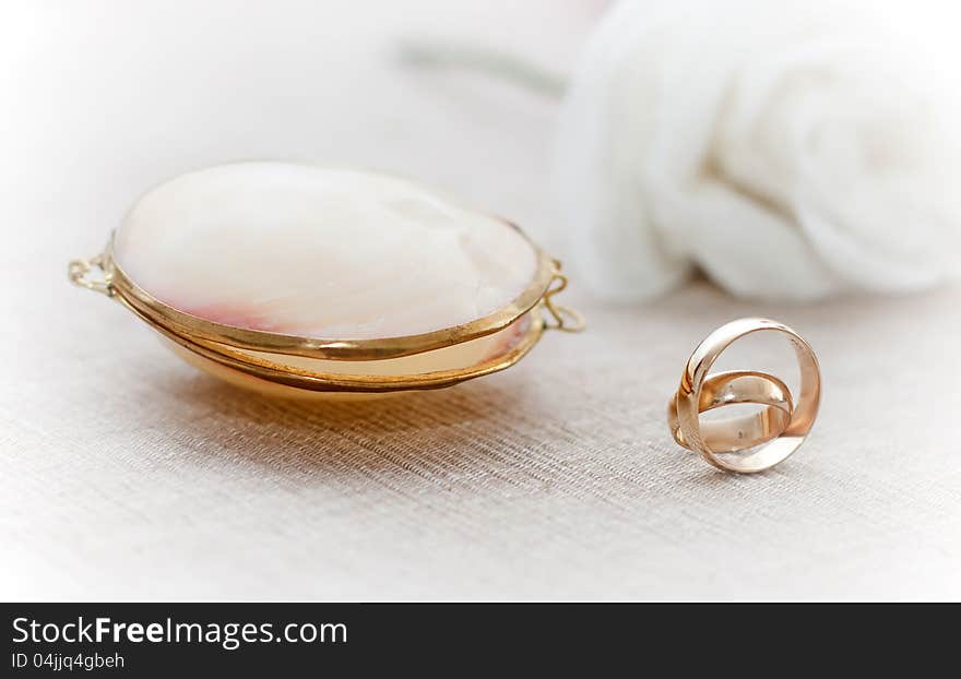 Wedding rings and jewelry box in form of a shell